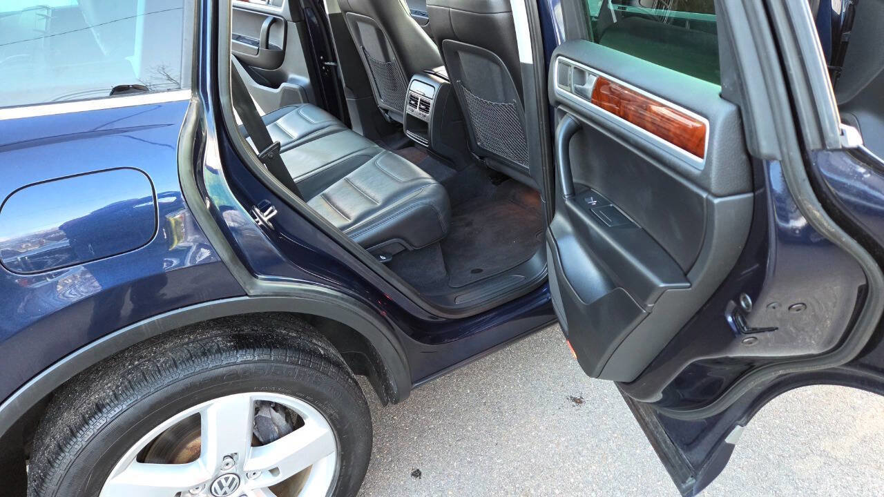 Used 2012 Volkswagen Touareg VR6 image 38