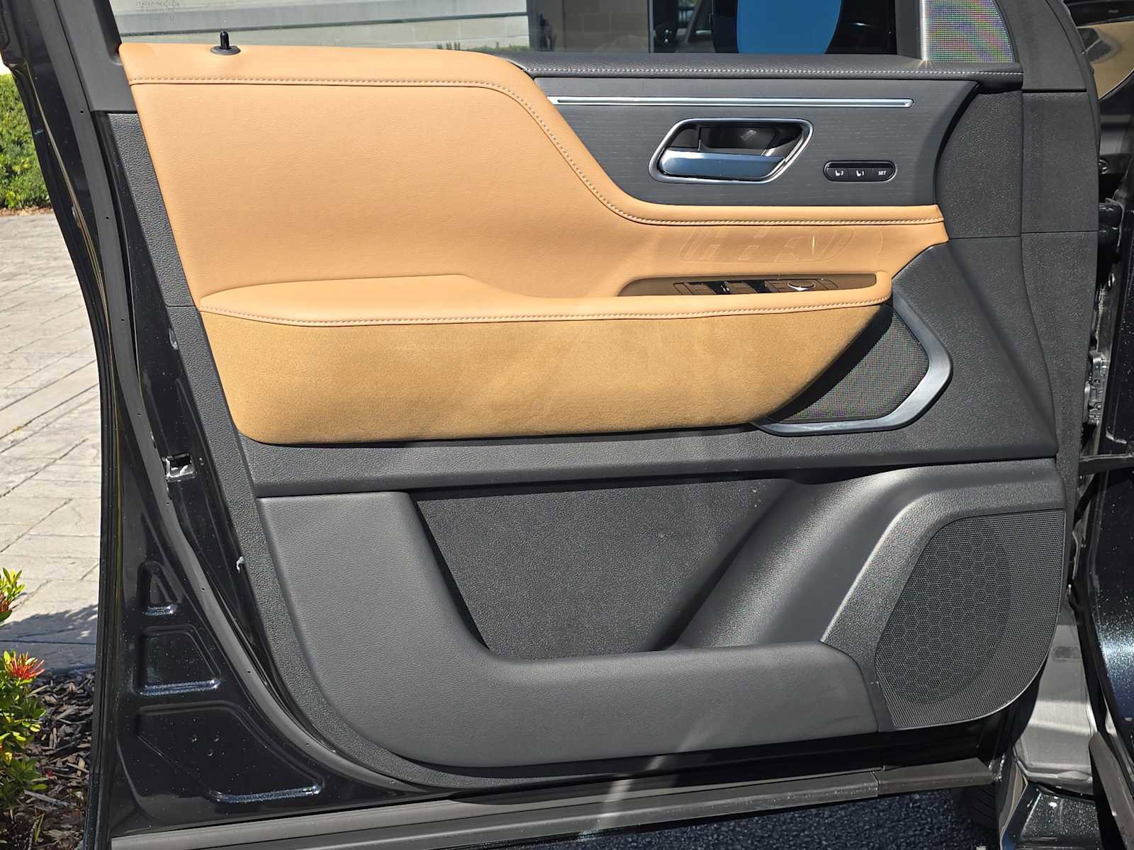 Certified 2025 INFINITI QX80 Sensory image 14