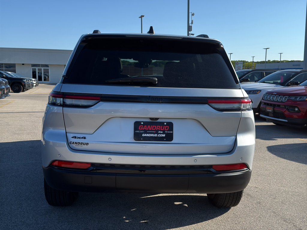 Used 2024 Jeep Grand Cherokee Altitude AWD/4WD image 7