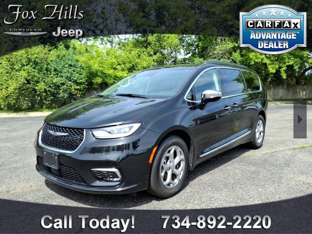 Used 2023 Chrysler Pacifica Limited FWD image 3