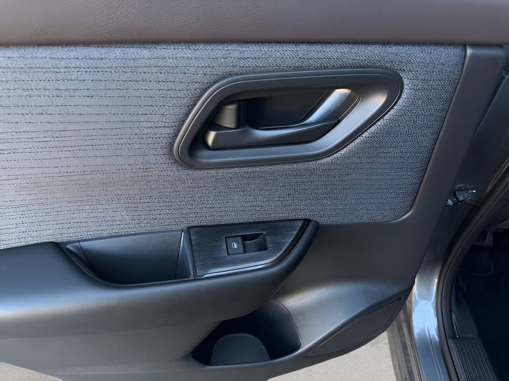 Used 2023 Nissan Rogue S image 27