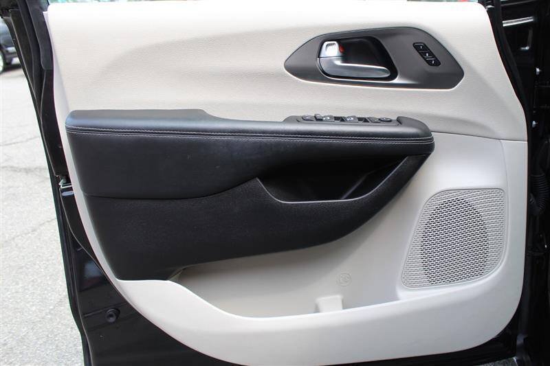 Used 2022 Chrysler Pacifica Touring-L w/ Uconnect Theater Family Group AWD/4WD image 11
