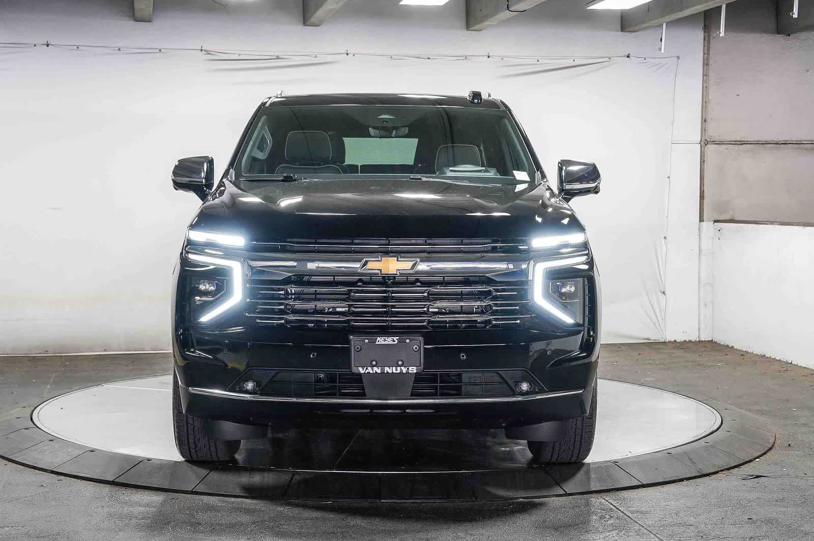 Used 2025 Chevrolet Suburban Premier RWD image 3