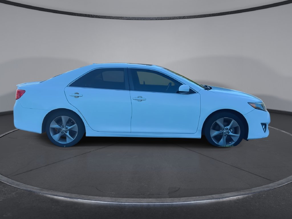 Used 2014 Toyota Camry SE w/ Moonroof Package FWD image 3