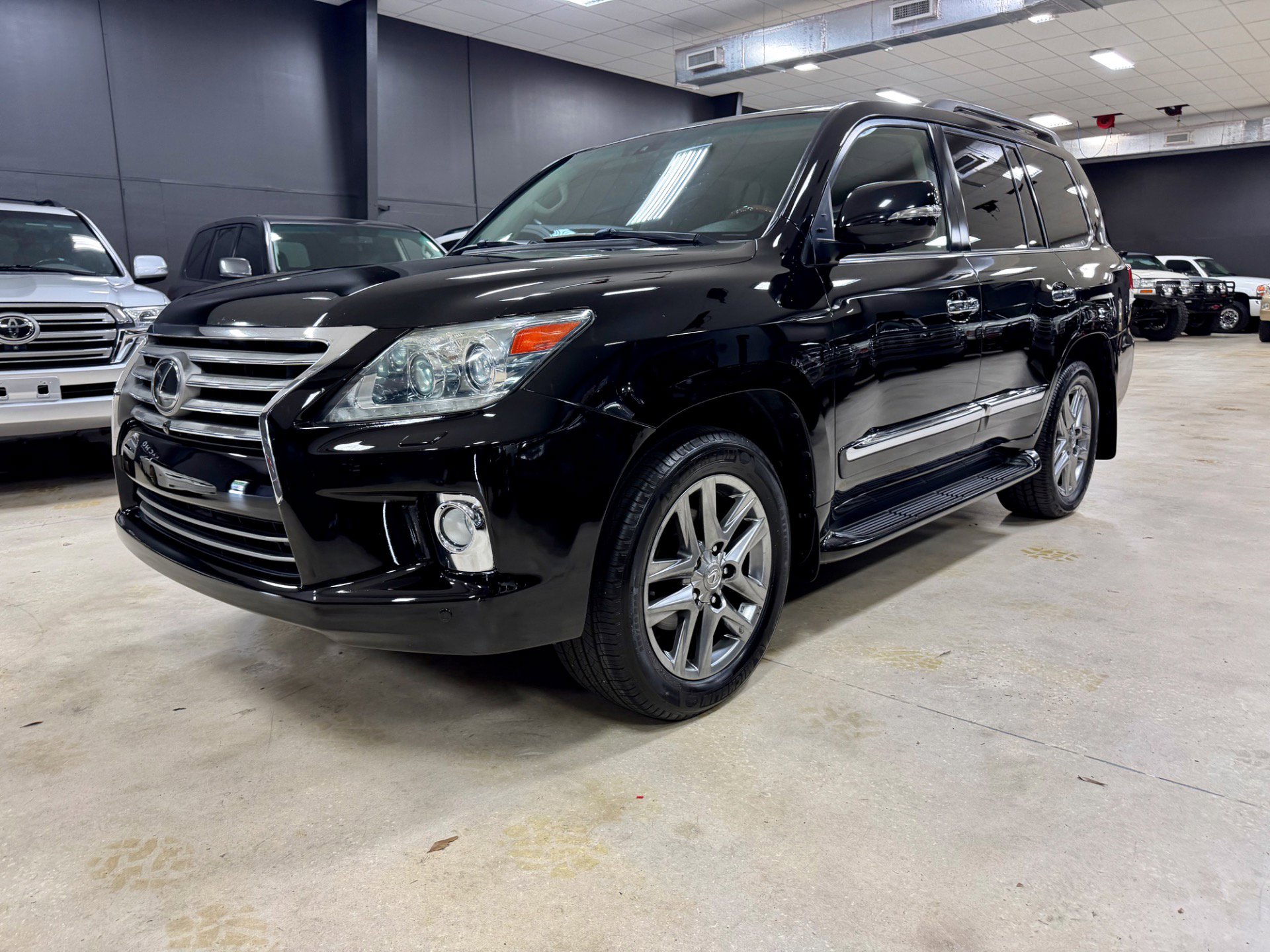Used 2013 Lexus LX 570 4WD w/ Luxury Pkg w/Pre-crash image 6