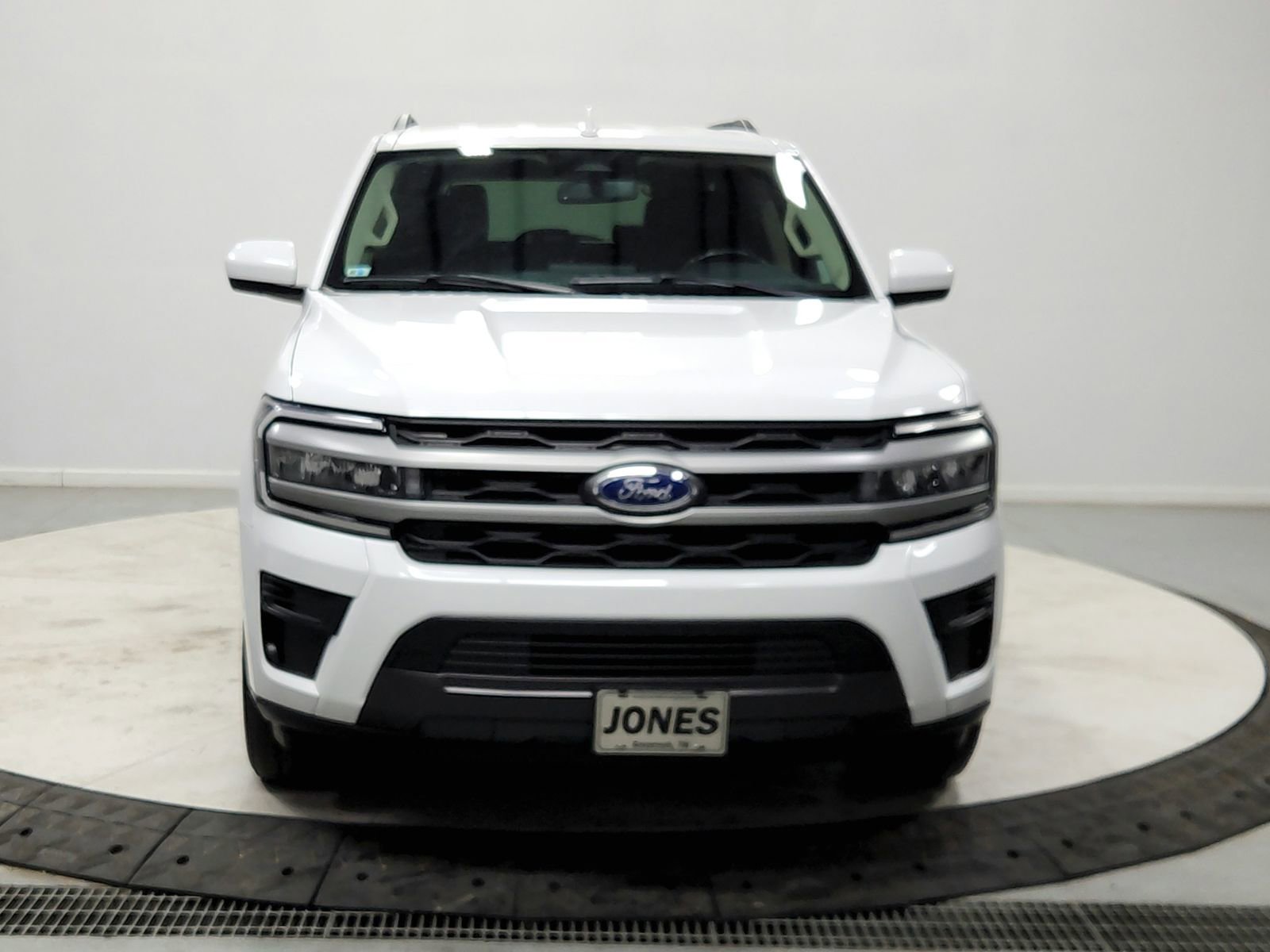 Used 2024 Ford Expedition XLT image 2