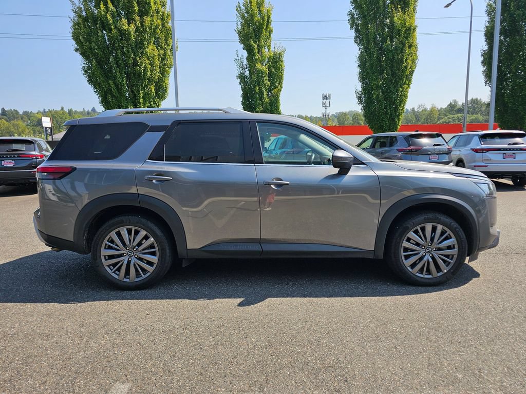 Used 2025 Nissan Pathfinder SL w/ SL Premium Package AWD/4WD image 4