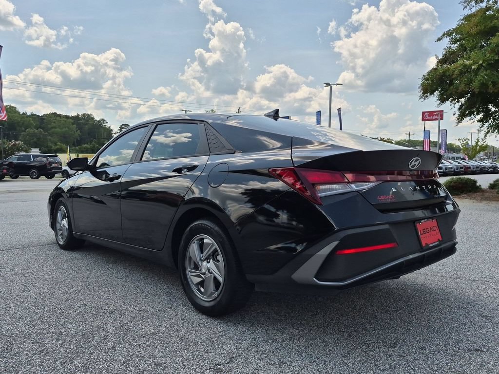 Used 2025 Hyundai Elantra SE FWD image 5