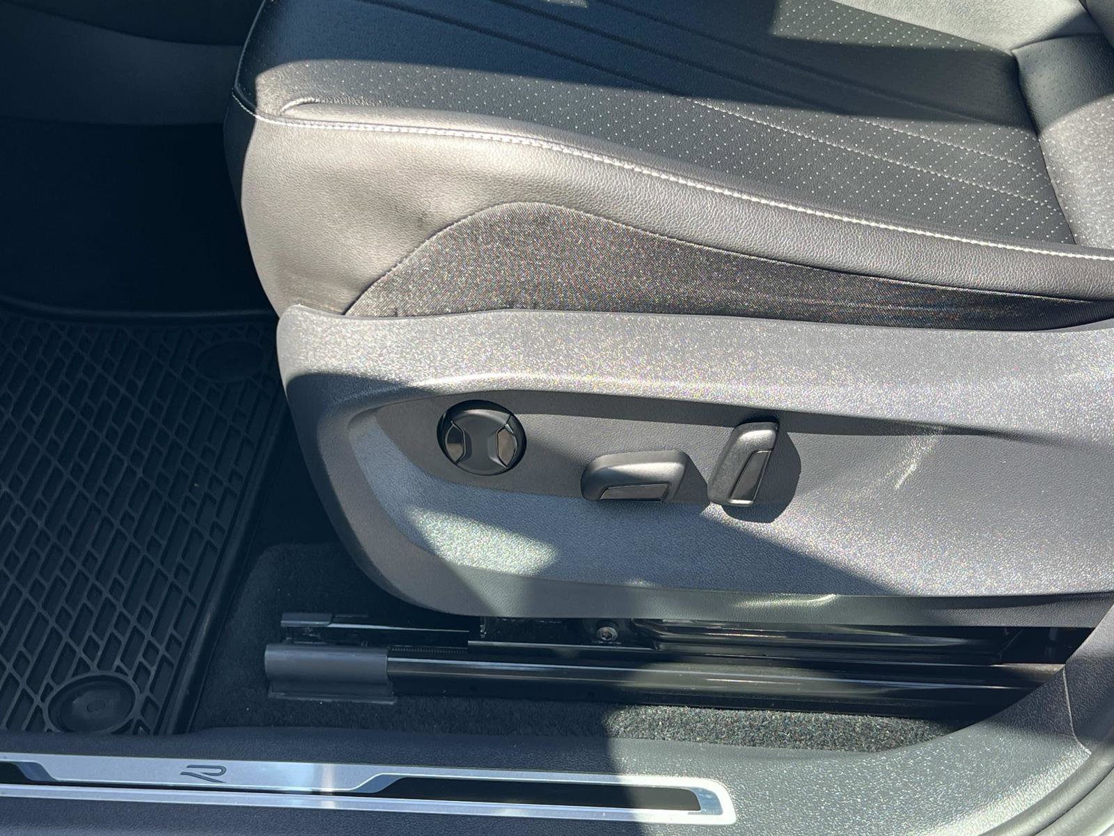 Certified 2022 Volkswagen Tiguan SE R-Line image 16