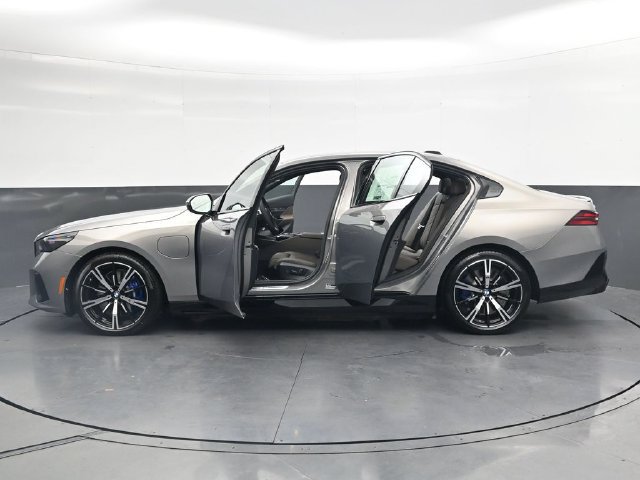 New 2027 BMW 550e xDrive AWD/4WD image 39