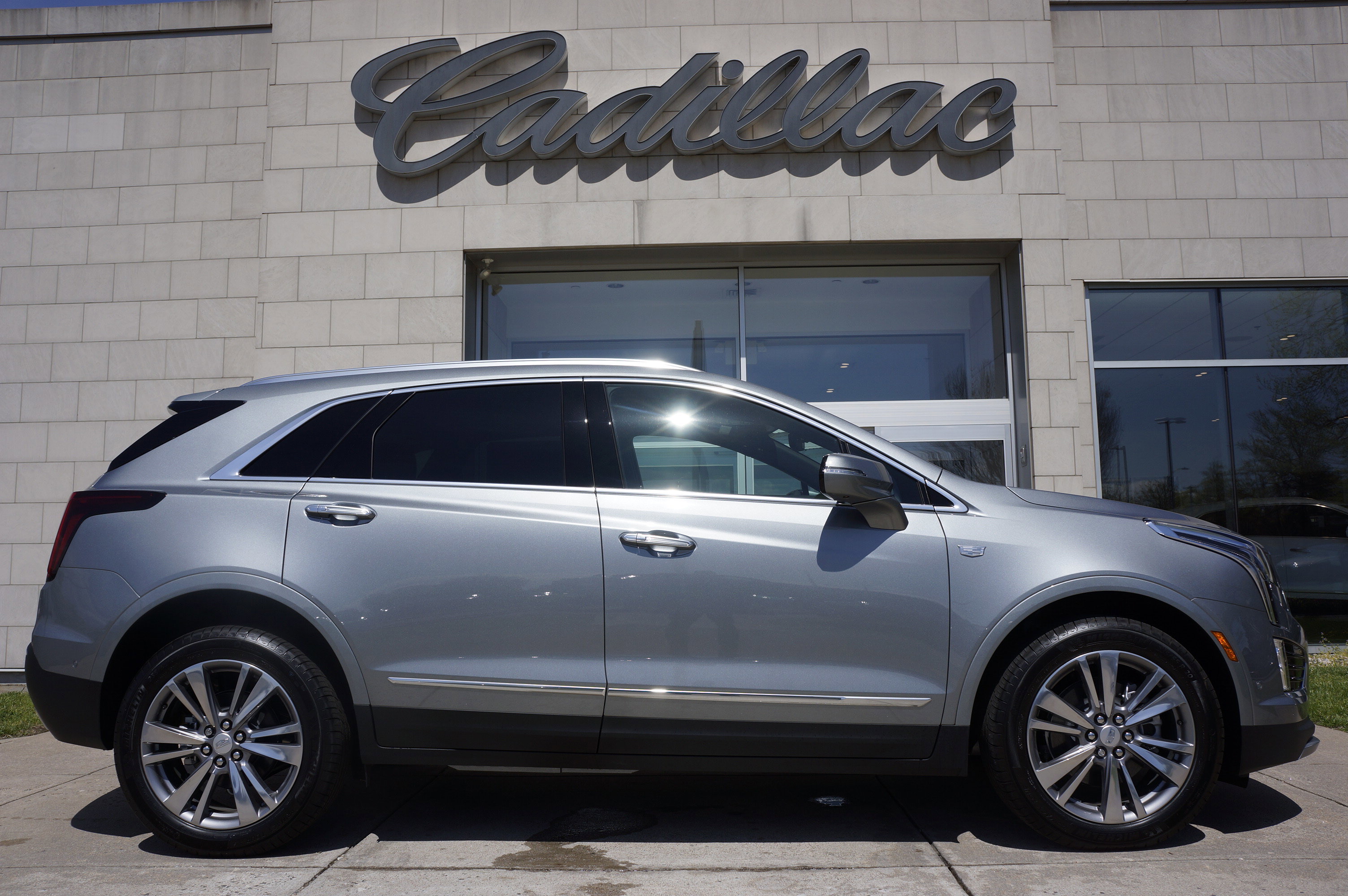 Used 2025 Cadillac XT5 Premium Luxury image 3
