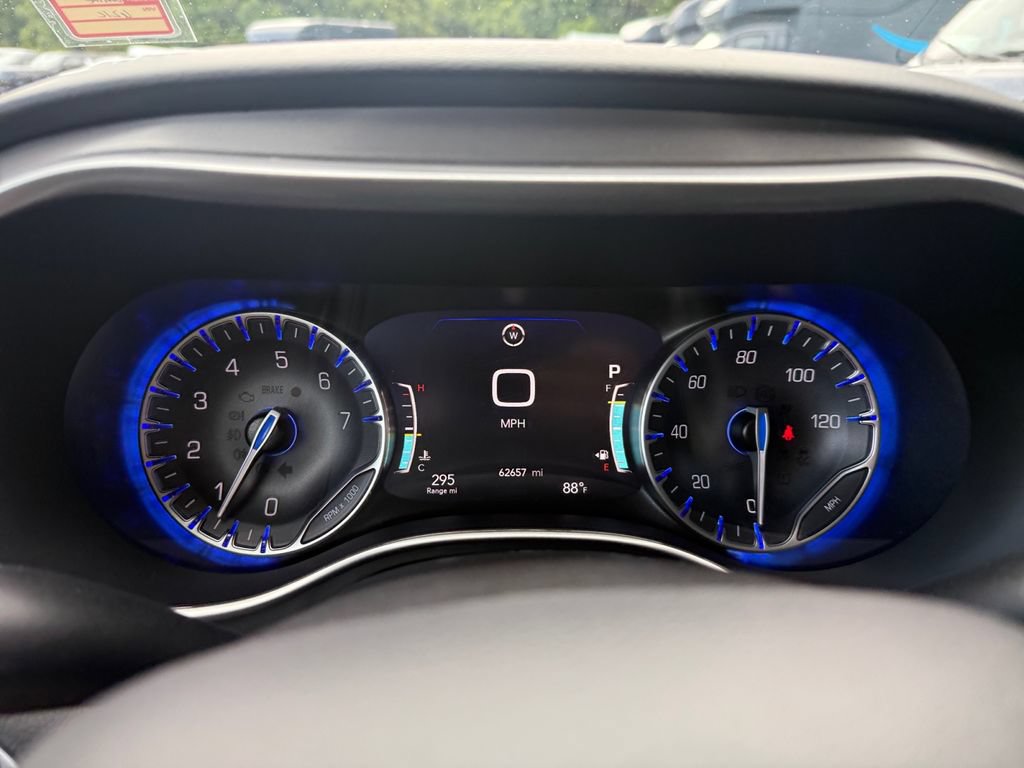 Used 2025 Chrysler Pacifica Select FWD image 19