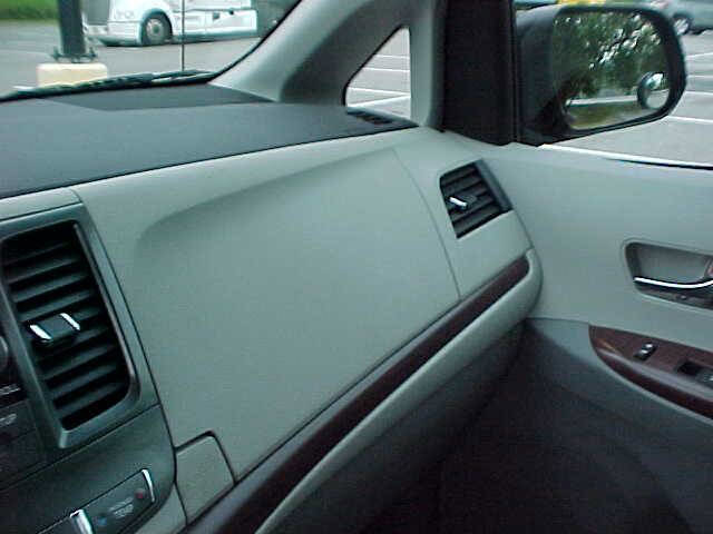 Used 2012 Toyota Sienna XLE image 17