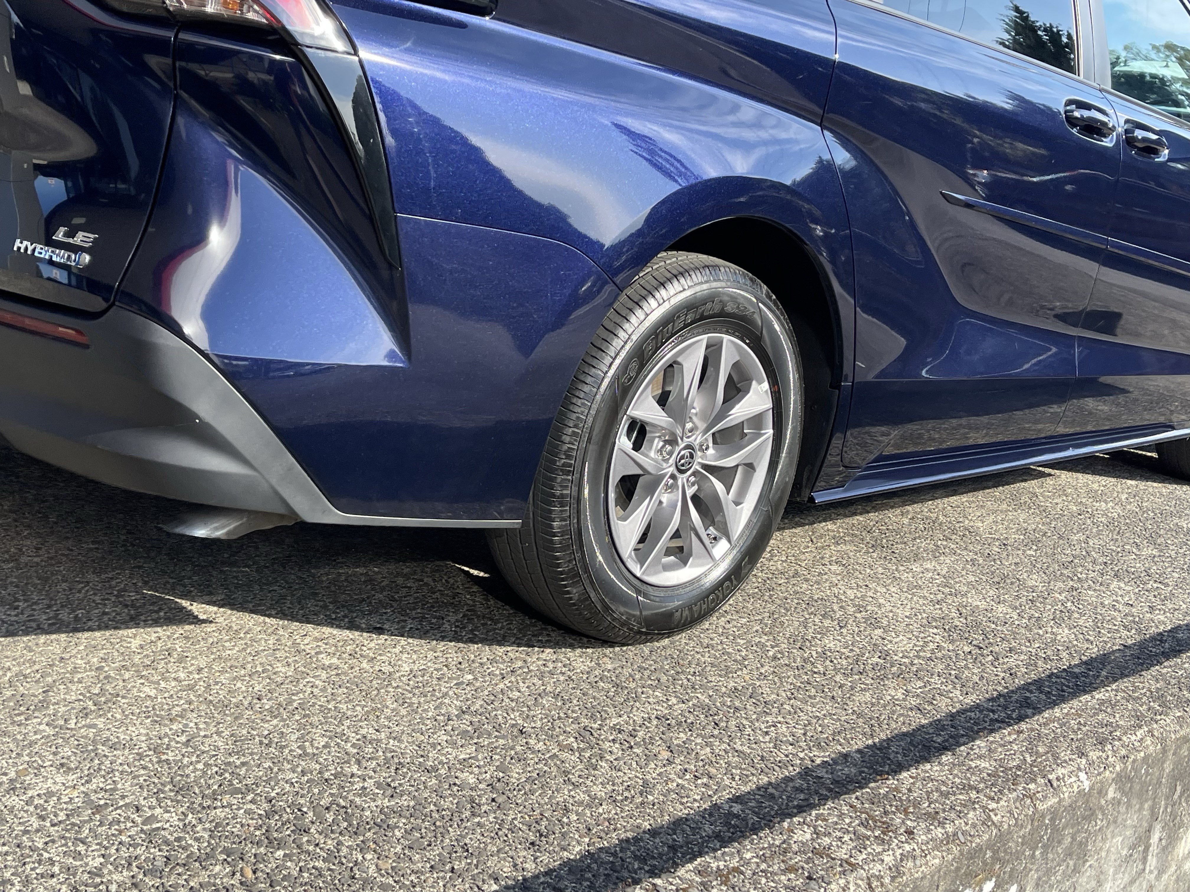 Certified 2024 Toyota Sienna LE AWD/4WD image 9