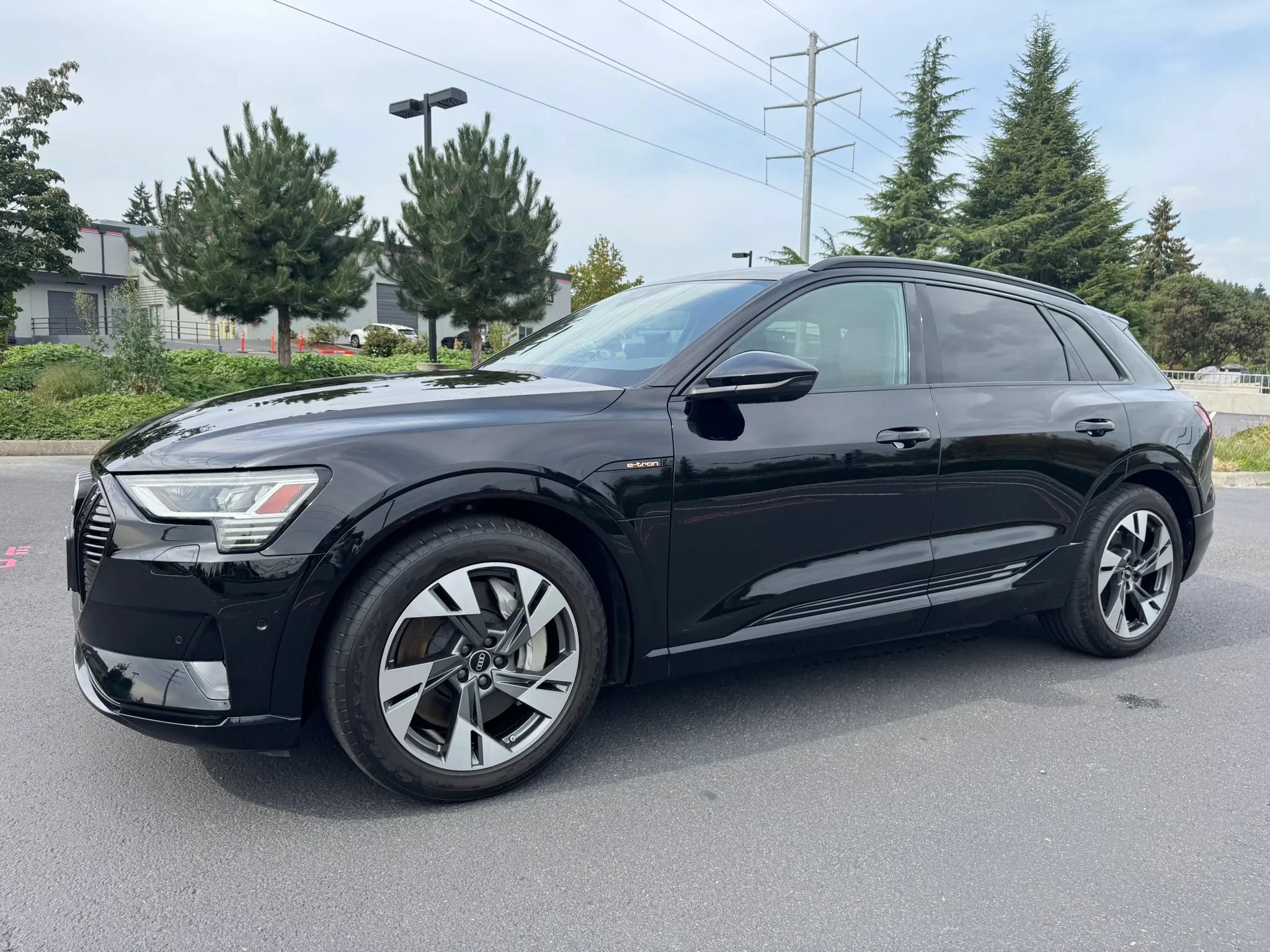 Used 2022 Audi e-tron Premium w/ Convenience Plus Package AWD/4WD image 5