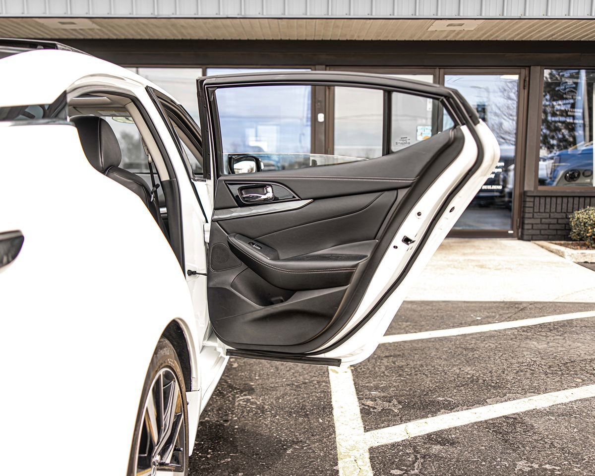 Used 2023 Nissan Maxima SL FWD image 40