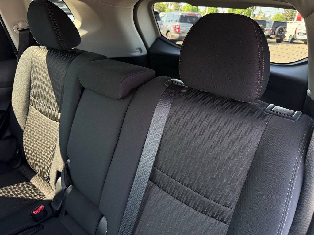 Used 2017 Nissan Rogue SV w/ SV Premium Package image 11