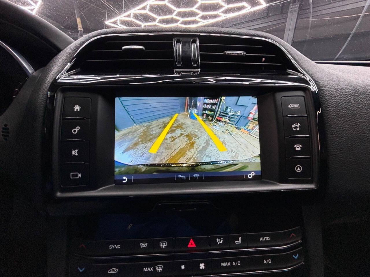 Used 2017 Jaguar F-PACE Premium image 12