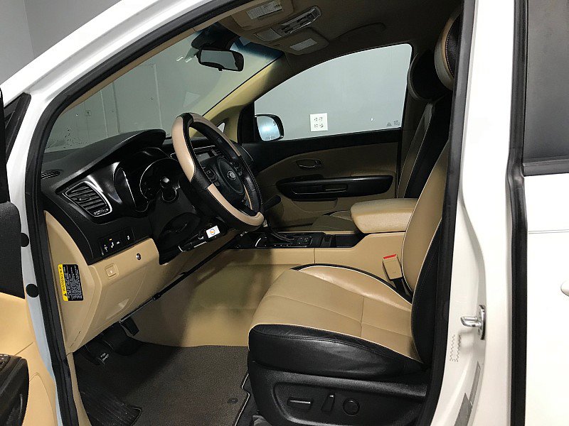 Used 2017 Kia Sedona LX w/ LX Essentials Premium Package FWD image 11