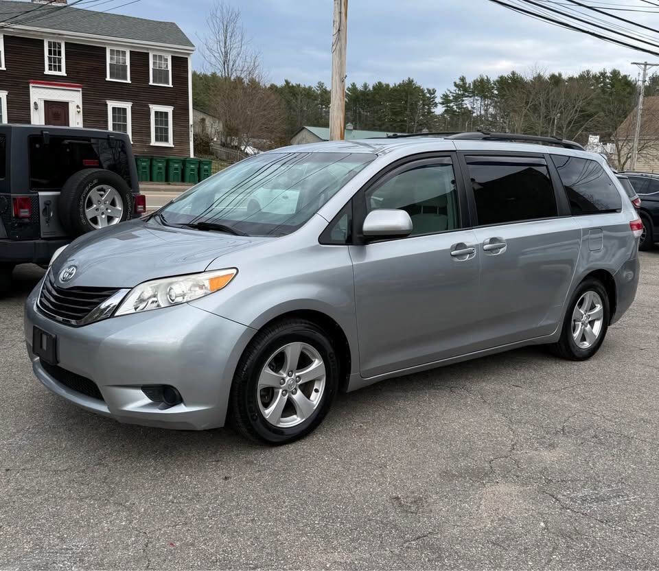 Used 2013 Toyota Sienna LE FWD image 1