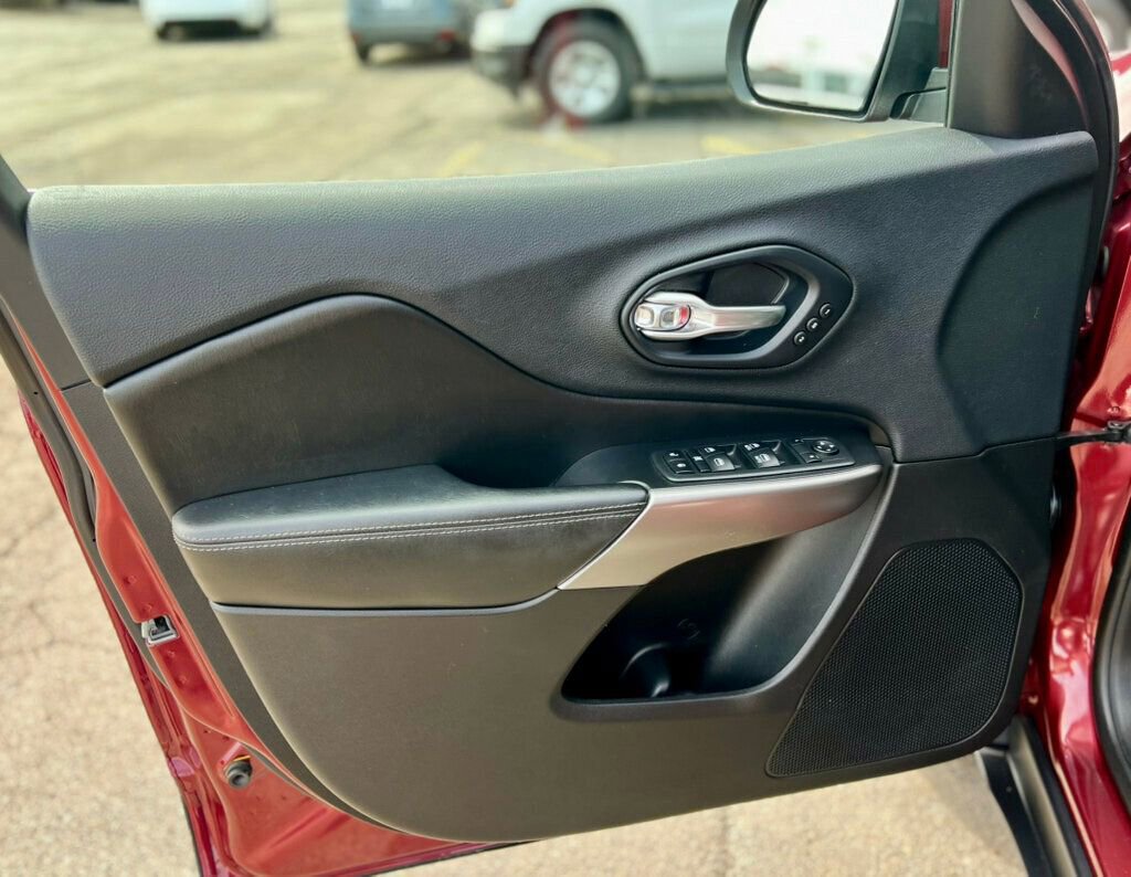 Used 2019 Jeep Cherokee Limited w/ Technology Group image 11