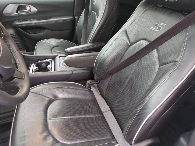 Used 2025 Chrysler Pacifica Limited FWD image 12