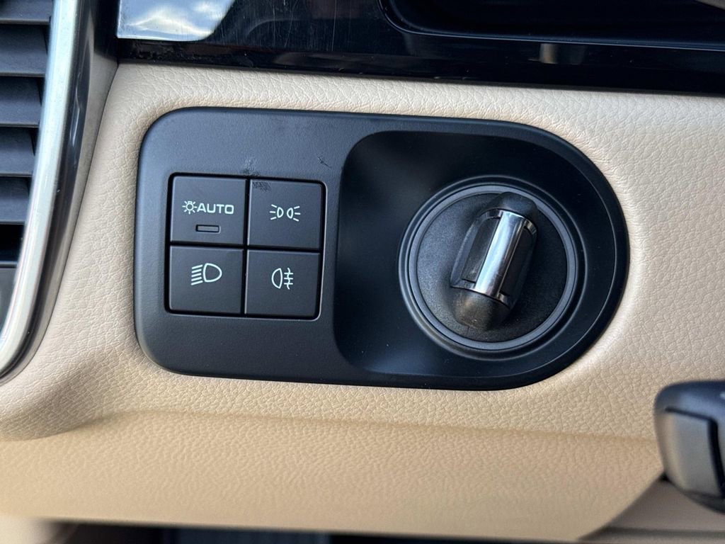 Used 2022 Porsche Cayenne Platinum Edition image 44