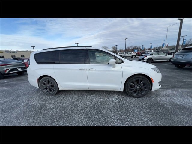 Used 2018 Chrysler Pacifica Touring-L w/ Premium Audio Group image 9