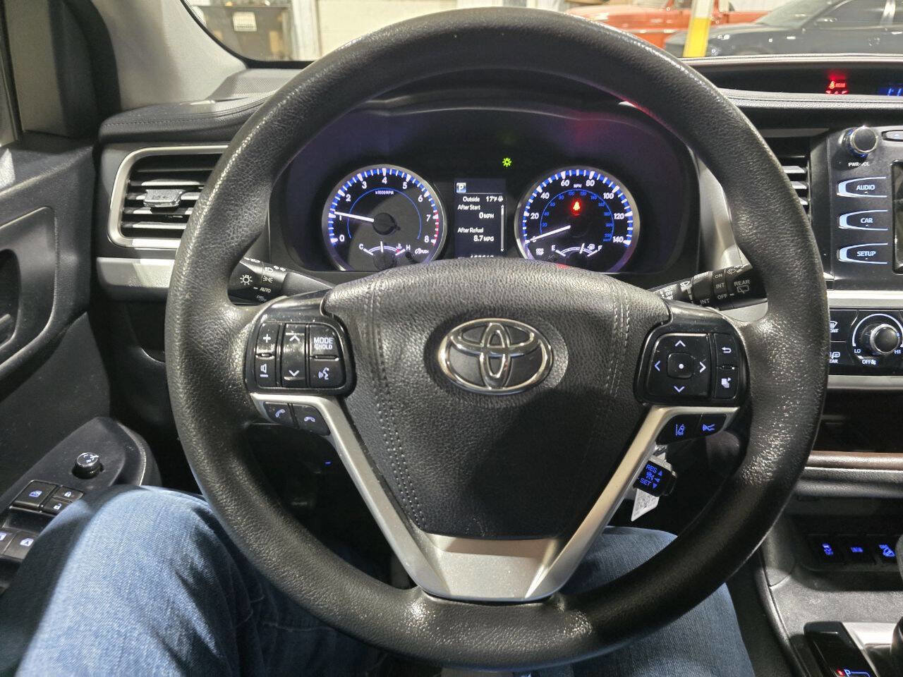 Used 2017 Toyota Highlander LE AWD/4WD image 35