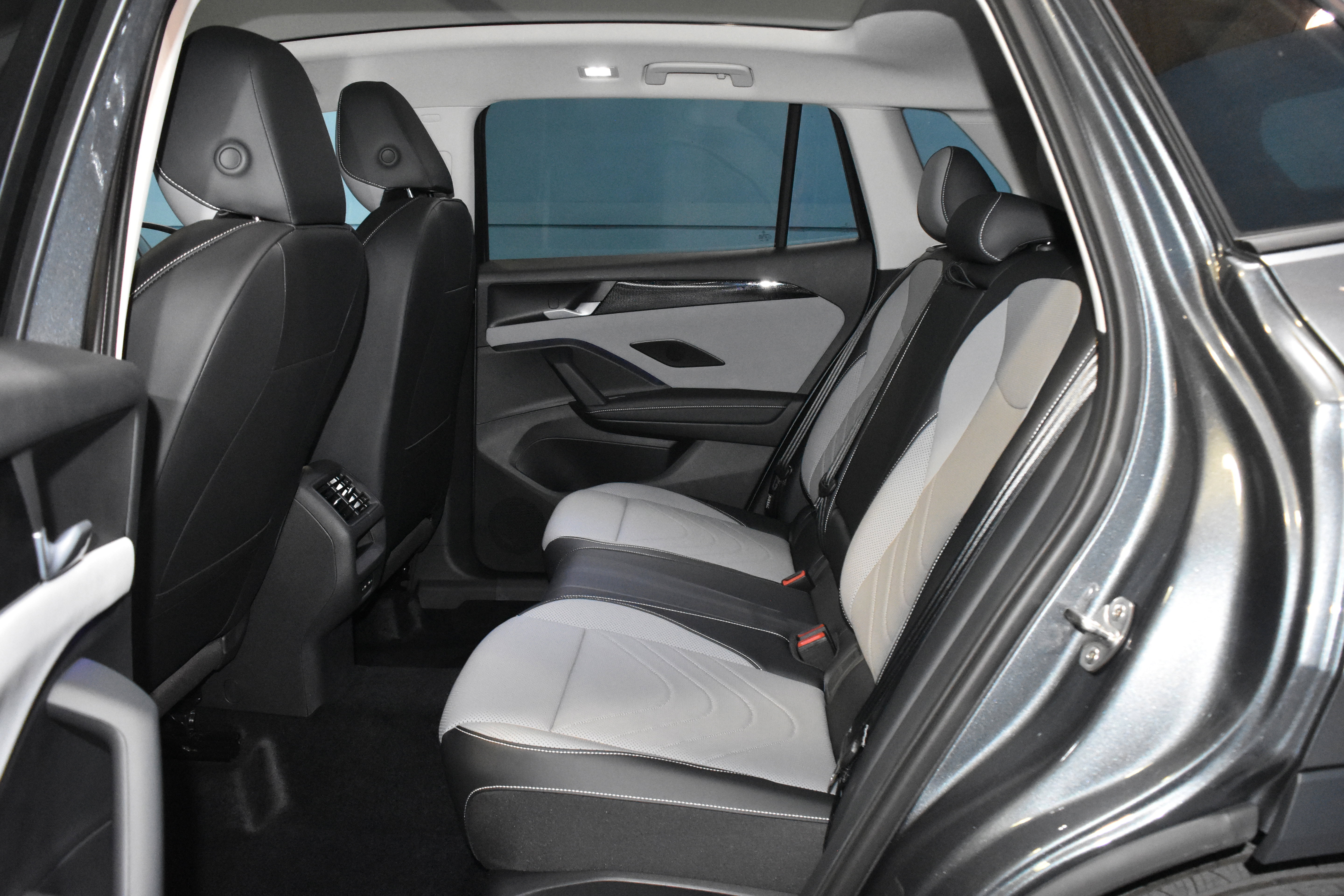 New 2026 Volkswagen Tiguan SE AWD/4WD image 16