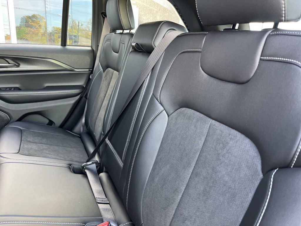 New 2025 Jeep Grand Cherokee Altitude image 32