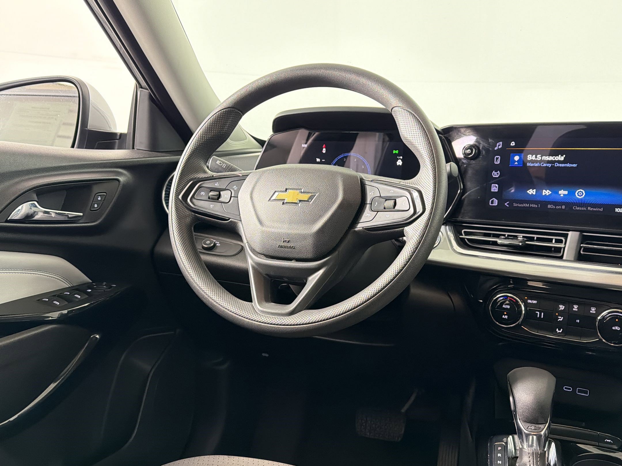Used 2025 Chevrolet Trax LT FWD image 25