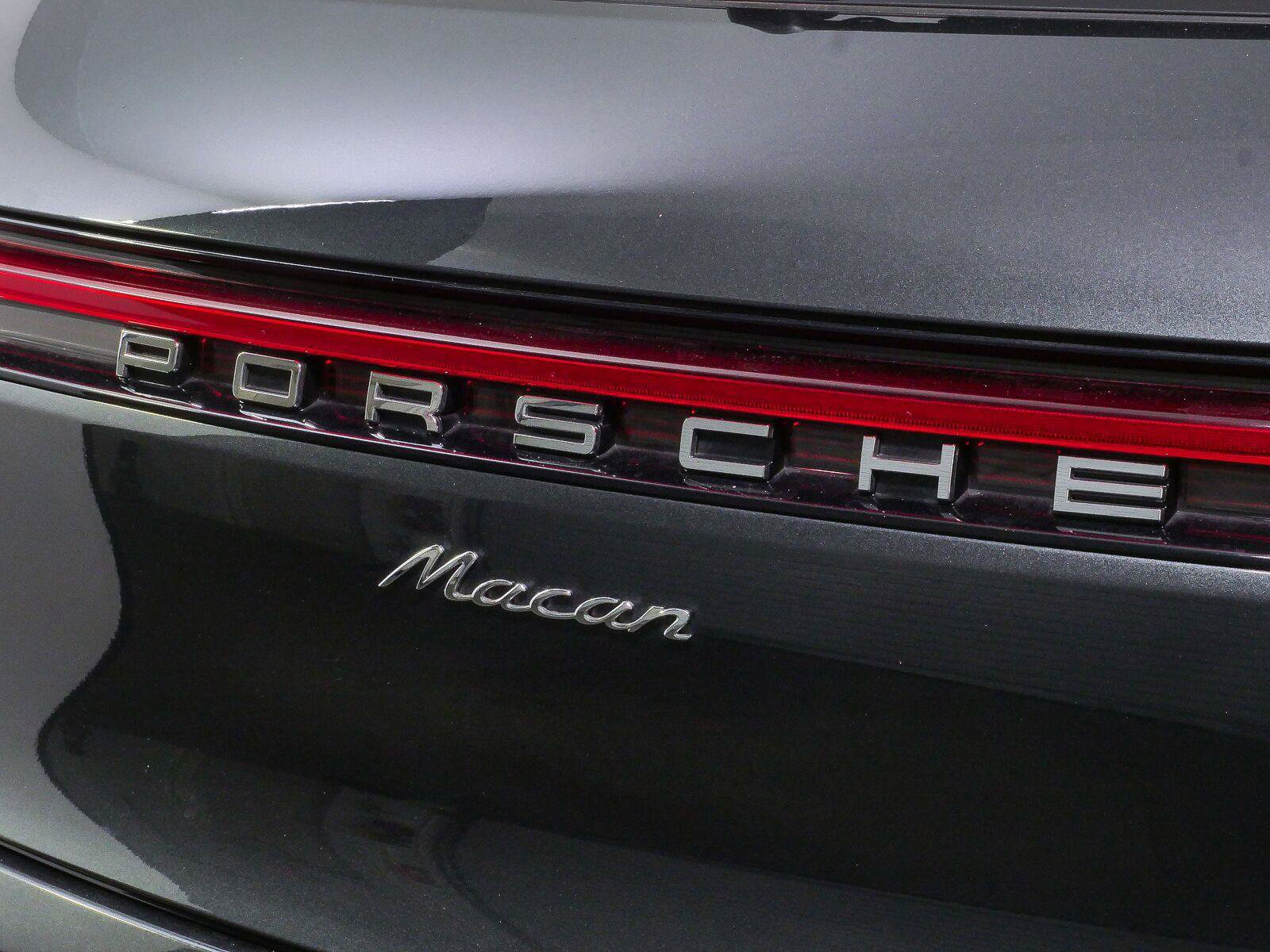 Certified 2024 Porsche Macan AWD/4WD image 34