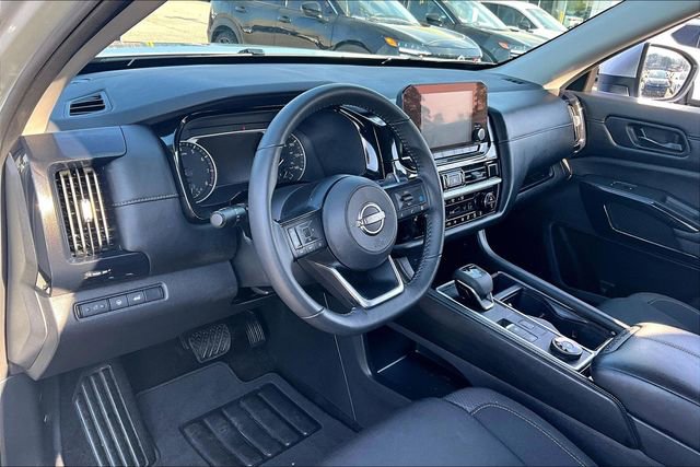 Certified 2025 Nissan Pathfinder SV image 14