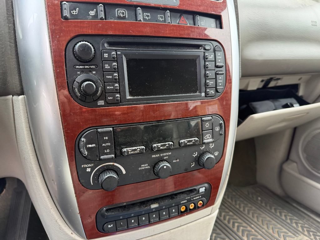 Used 2007 Chrysler Town & Country Limited FWD image 11