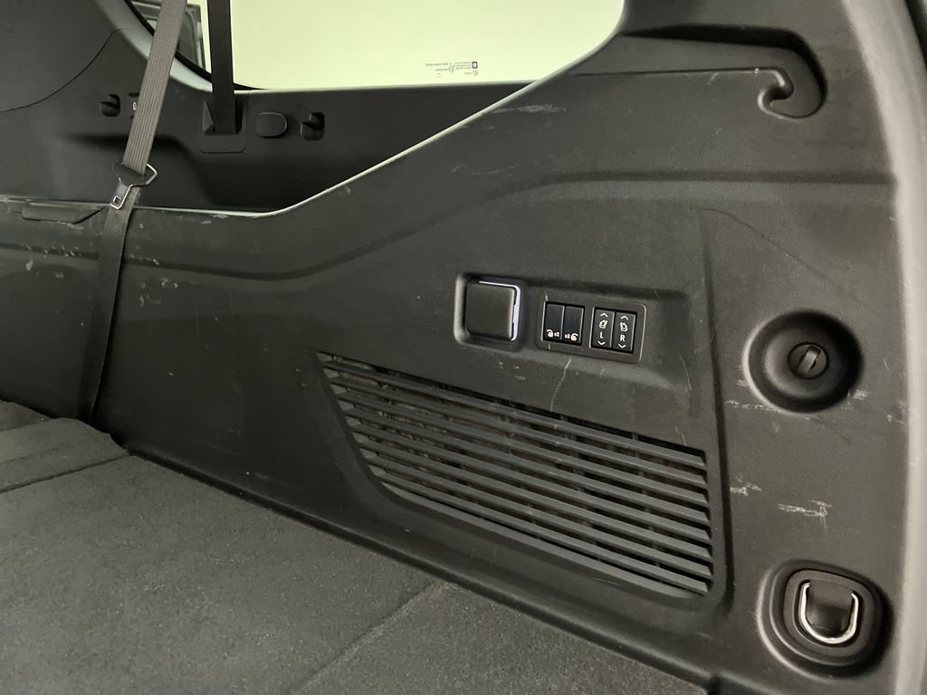Used 2025 GMC Yukon XL Denali RWD image 45