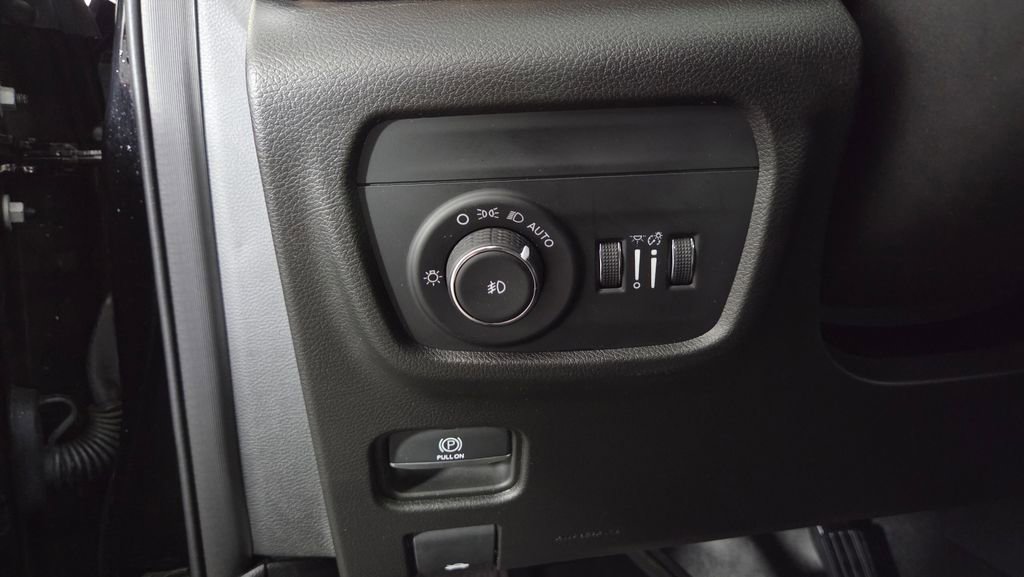 Used 2023 Jeep Grand Cherokee L Limited w/ Luxury Tech Group II AWD/4WD image 21