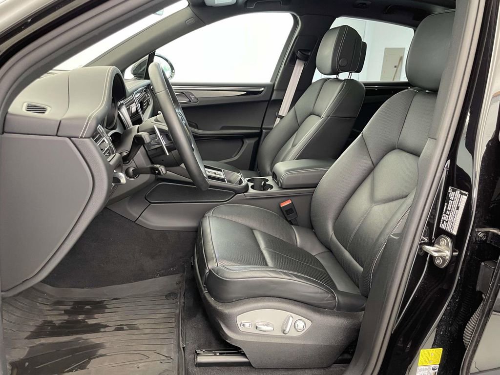 Certified 2025 Porsche Macan image 5