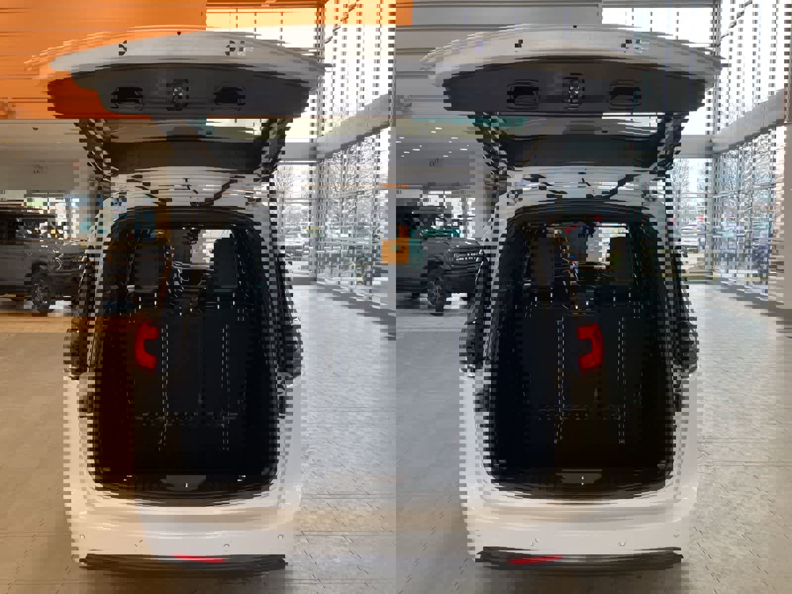 Used 2025 Chrysler Pacifica Limited image 31