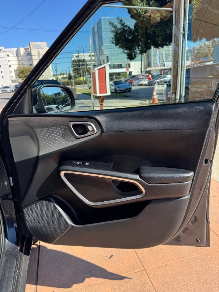 Used 2023 Kia Soul LX FWD image 9