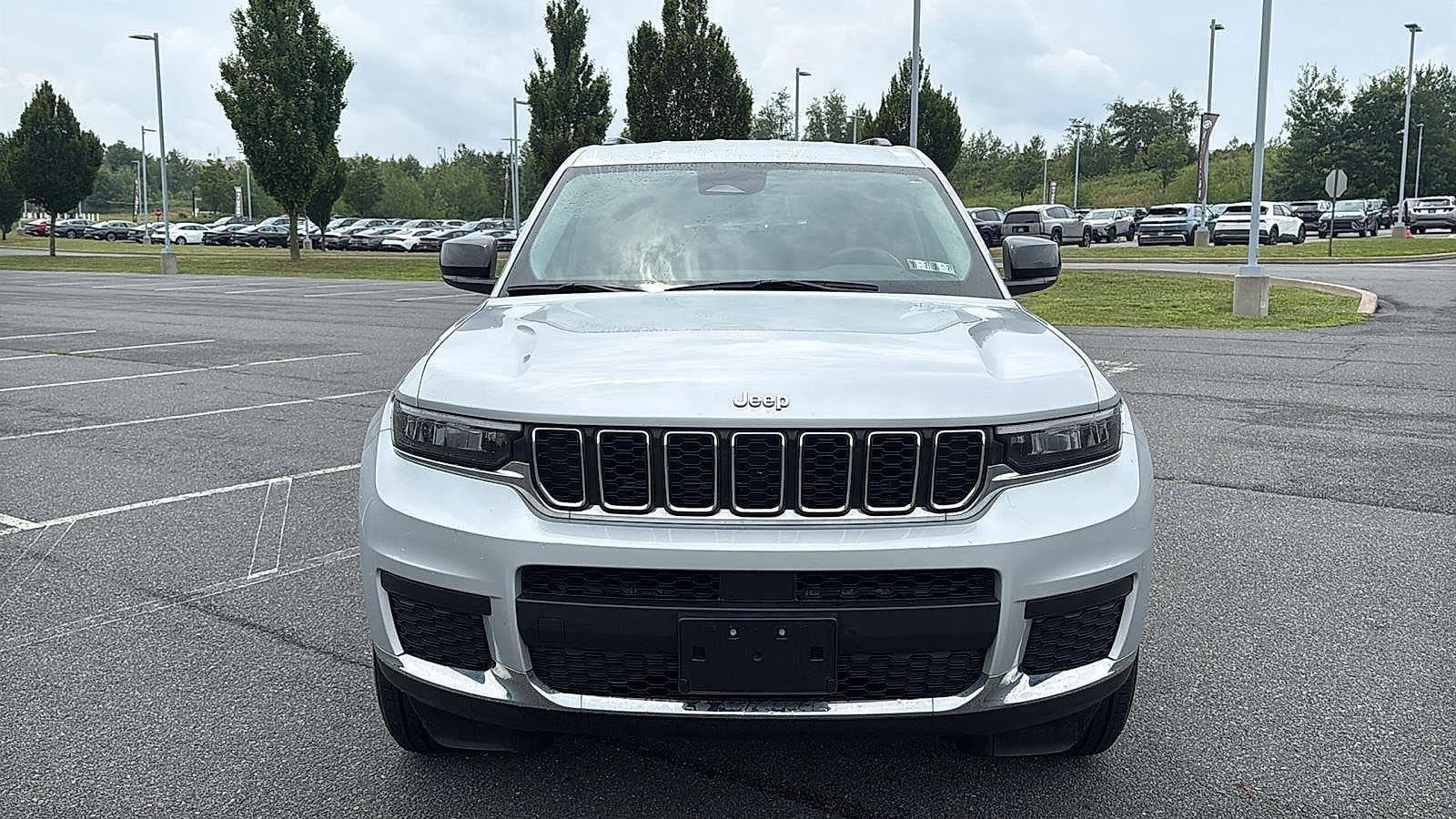 Used 2023 Jeep Grand Cherokee L Laredo AWD/4WD image 17