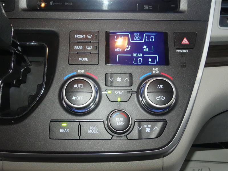 Used 2017 Toyota Sienna XLE Premium AWD/4WD image 37