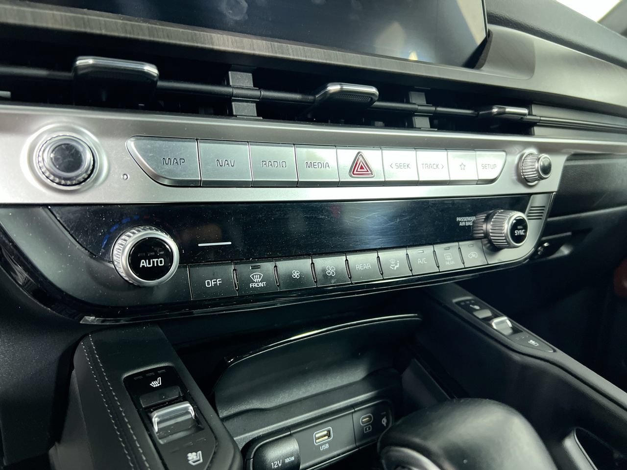 Used 2024 Kia Telluride EX w/ EX Captain's Chair Package FWD image 24