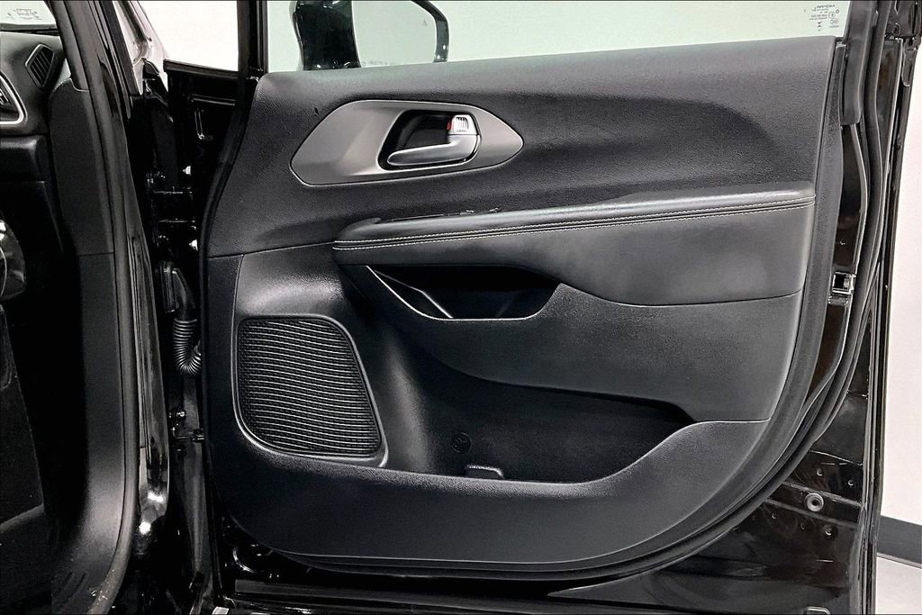 Used 2026 Chrysler Pacifica Select FWD image 22