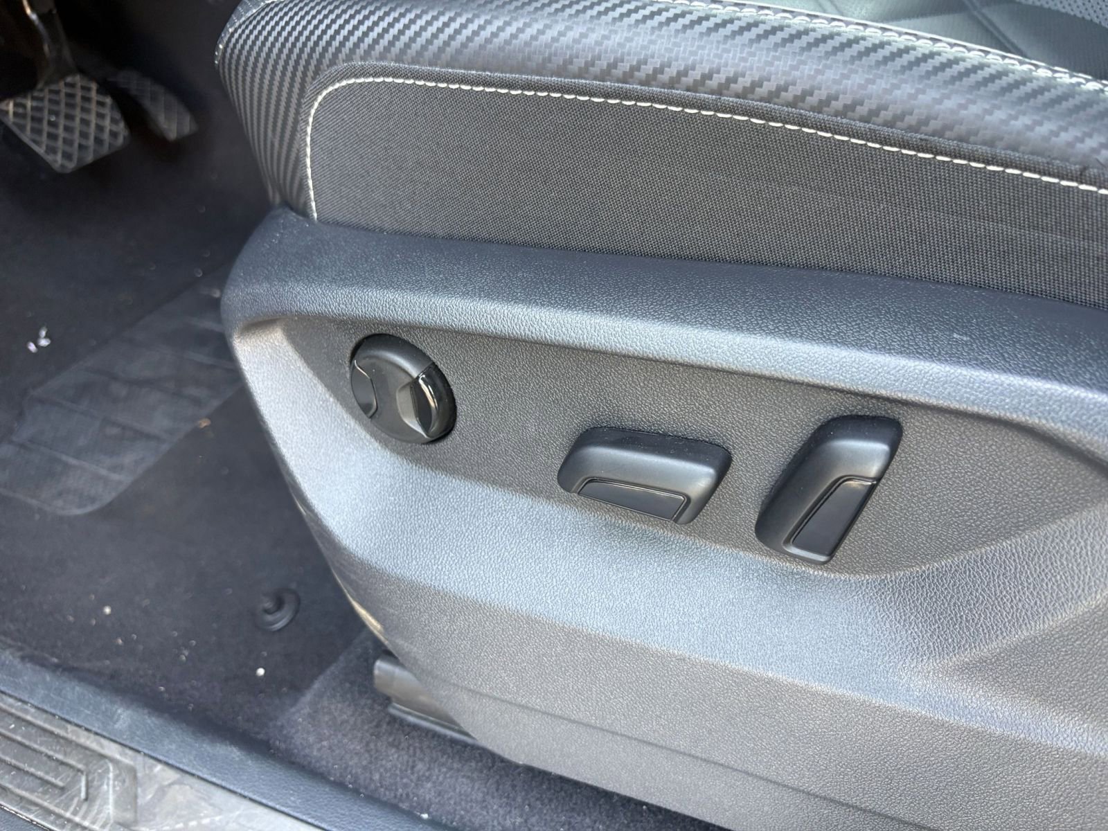 Used 2025 Volkswagen Atlas Cross Sport SE image 22