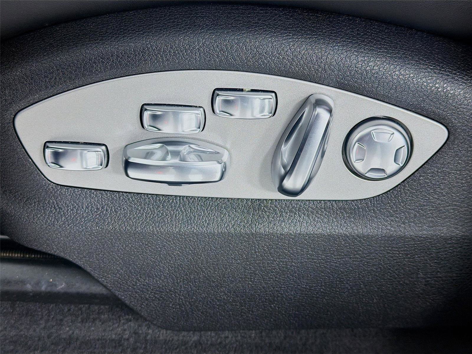 Certified 2024 Porsche Macan Turbo image 12