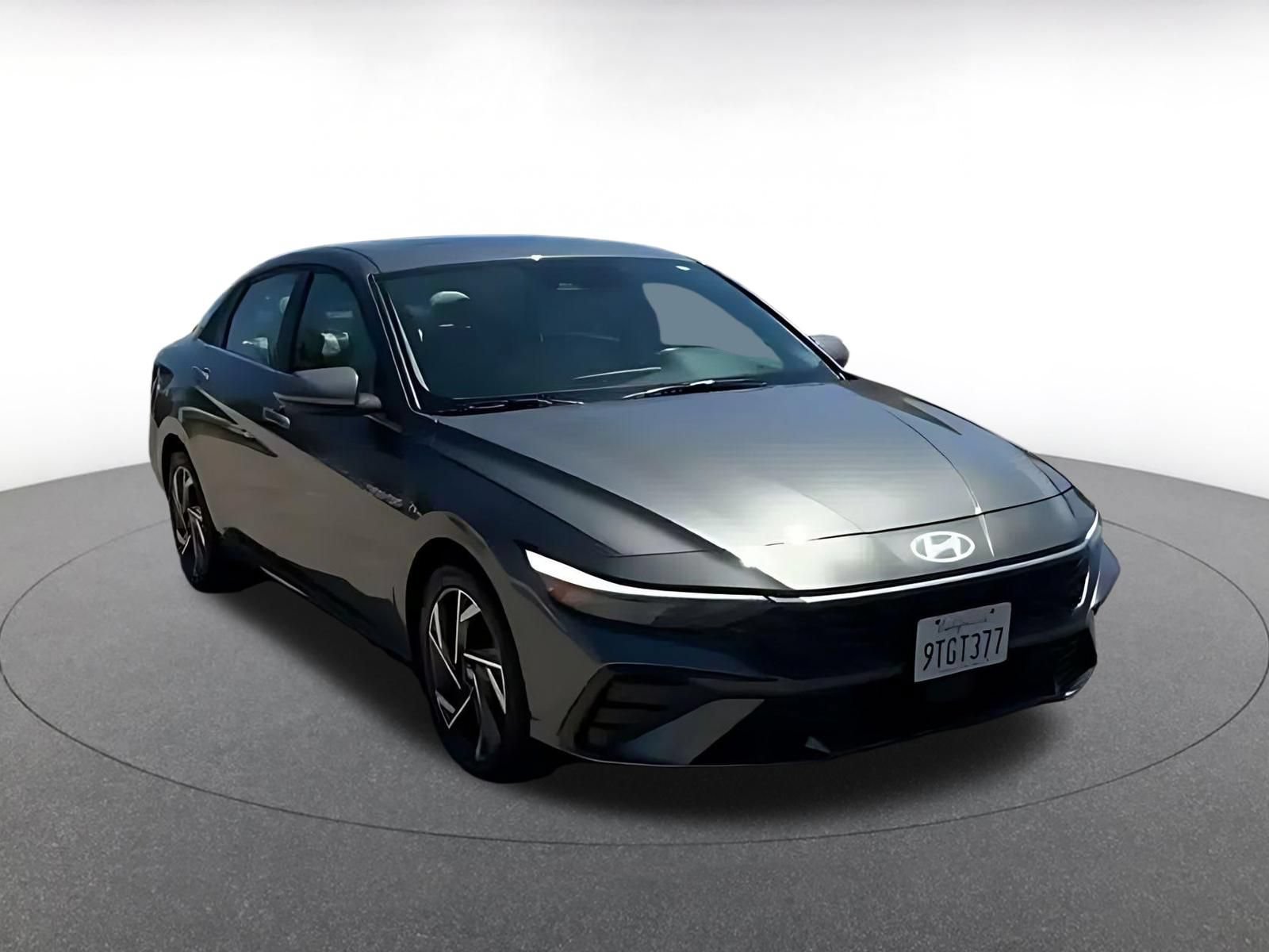 Used 2025 Hyundai Elantra Limited FWD image 3