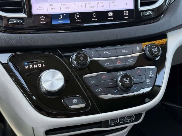 Used 2024 Chrysler Pacifica Touring-L FWD image 27