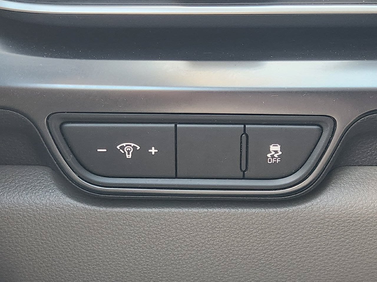 Used 2025 Kia Carnival FWD image 21