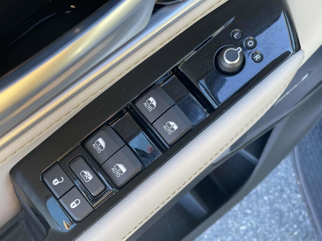 Certified 2024 Jeep Wagoneer L Series II w/ Flexible Seating Group image 29